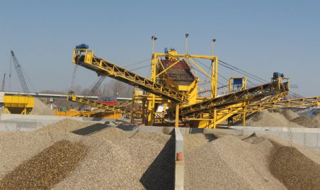 Cát nhân tạo là gì? Định nghĩa và quy trình sản xuất cát nhân tạo chuẩn TCVN